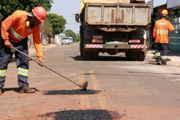 Representação de buracos em uma rua sendo reparados, simbolizando a operação tapa-buracos