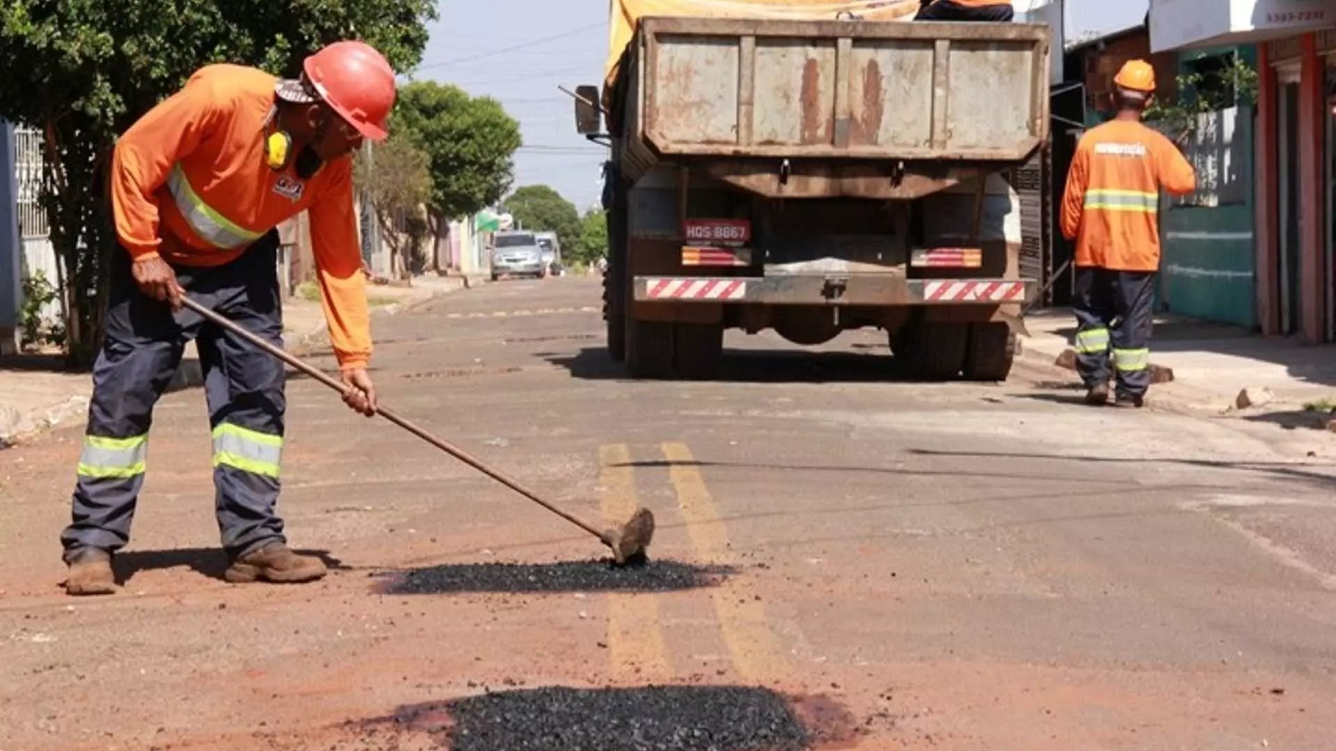 Representação de buracos em uma rua sendo reparados, simbolizando a operação tapa-buracos