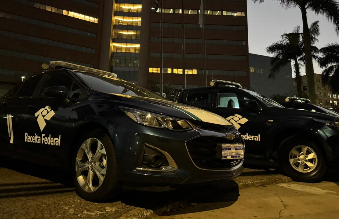 Agentes da Receita Federal e Polícia Federal em ação de busca e apreensão durante uma operação contra fraudes fiscais e criminais.