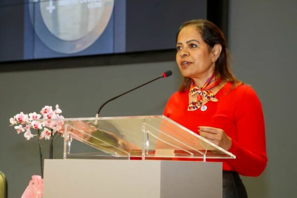 Justiça suspende bloqueio milionário de R$ 117 mi em caso de desvio no TCE/MS Balança da justiça em primeiro plano, simbolizando decisões judiciais e o sistema legal.