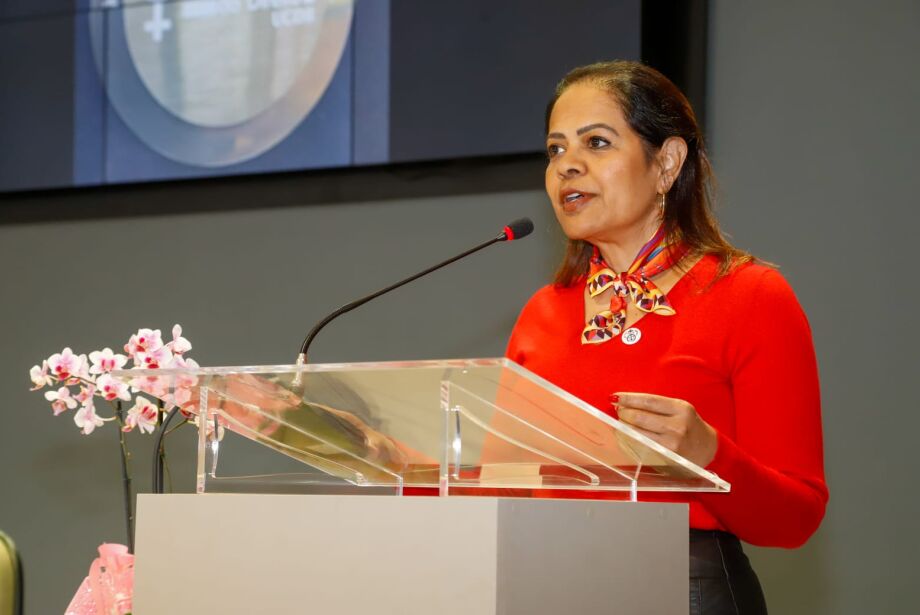 Balança da justiça em primeiro plano, simbolizando decisões judiciais e o sistema legal.