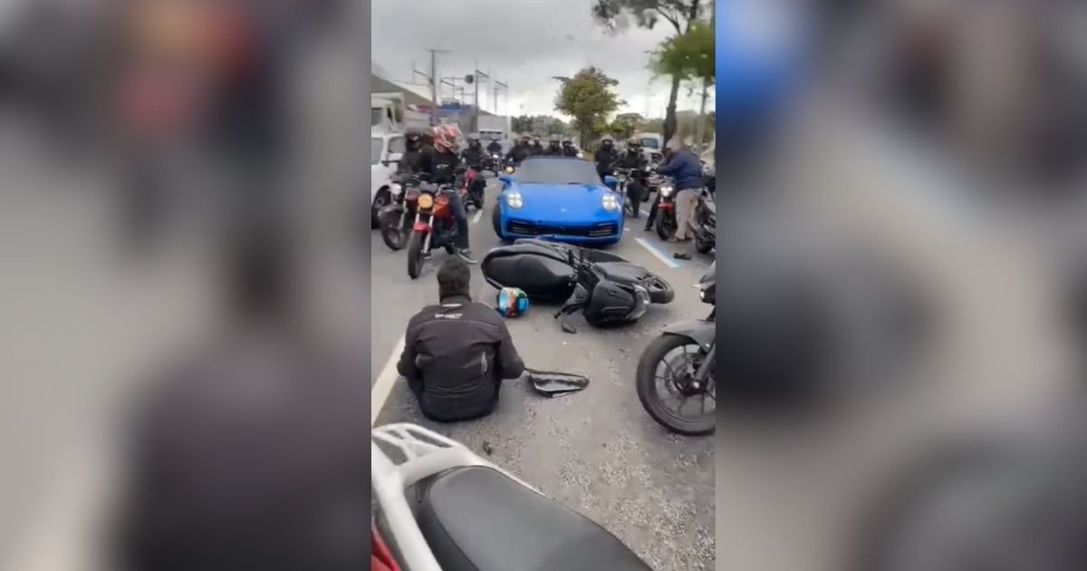 Veículo de luxo da marca Porsche em uma avenida movimentada, ilustrando o tipo de carro envolvido no acidente.