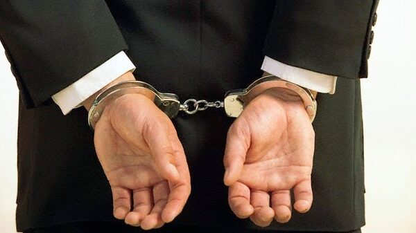 Agentes da Polícia Federal em frente a um prédio de escritórios, simbolizando uma operação judicial