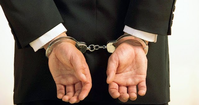 Agentes da Polícia Federal em frente a um prédio de escritórios, simbolizando uma operação judicial