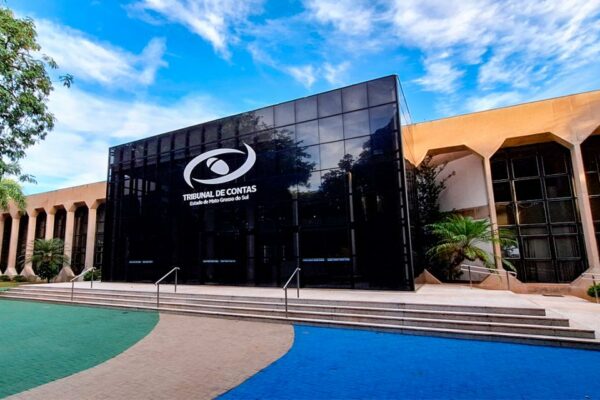 Fachada do prédio do Tribunal de Contas do Estado de Mato Grosso do Sul, com céu azul ao fundo