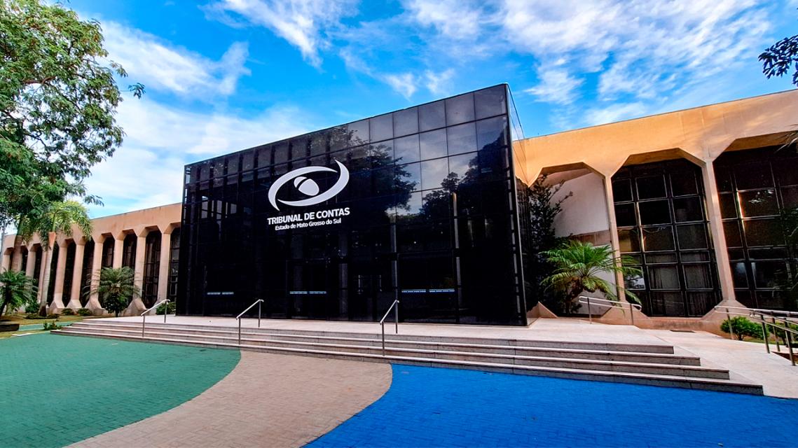 Fachada do prédio do Tribunal de Contas do Estado de Mato Grosso do Sul, com céu azul ao fundo