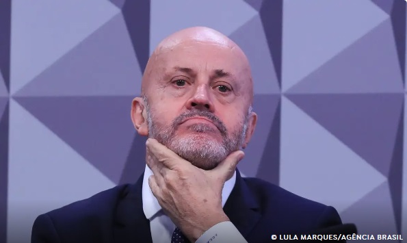 Empresário ‘Careca do INSS’ Promete Farta Documentação à PF para Provar Inocência Empresário Antônio Carlos Camilo Antunes, conhecido como Careca do INSS, durante depoimento em comissão parlamentar.