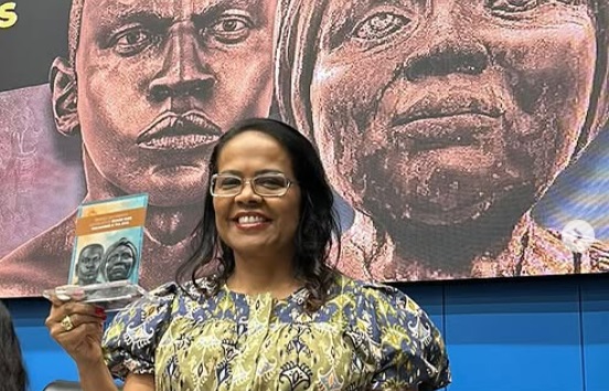 Retrato da desembargadora Jaceguara Dantas da Silva, mulher negra, com semblante sério e profissional.