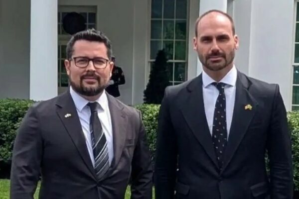 PGR Denuncia Eduardo Bolsonaro e Blogueiro Paulo Figueiredo por Coação no STF Representação da Justiça, com balança e espada, em frente ao edifício do Supremo Tribunal Federal (STF) em Brasília.