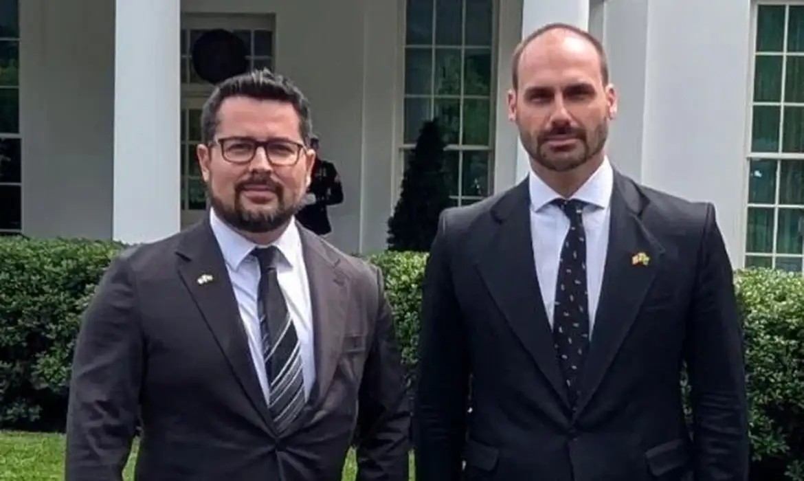 Representação da Justiça, com balança e espada, em frente ao edifício do Supremo Tribunal Federal (STF) em Brasília.