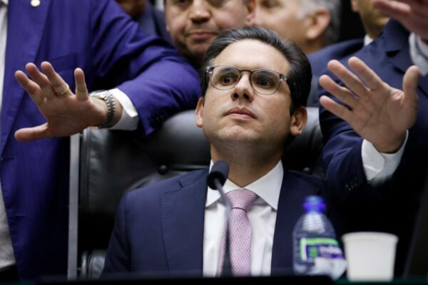 Partidos da base governista acionam STF para suspender tramitação da ‘PEC da Blindagem’ Fachada do Supremo Tribunal Federal, em Brasília, com seus pilares característicos sob um céu azul.