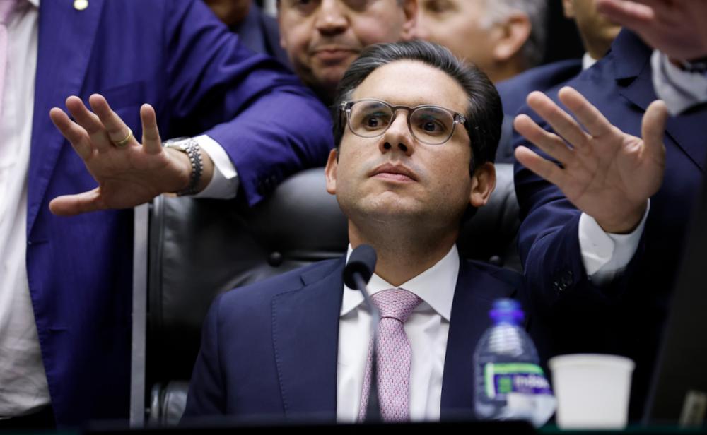 Fachada do Supremo Tribunal Federal, em Brasília, com seus pilares característicos sob um céu azul.