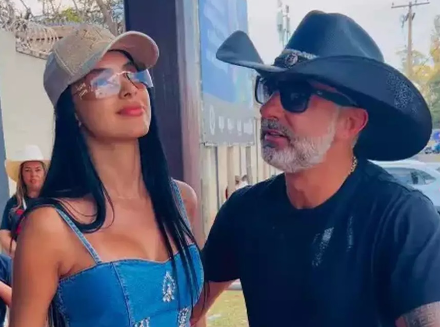 Políticos em evento partidário, com o ex-governador em destaque, simbolizando a migração de filiados entre partidos.