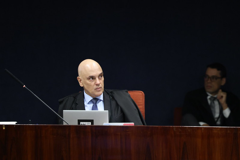 Representação da balança da justiça e a fachada do Supremo Tribunal Federal, simbolizando a decisão judicial