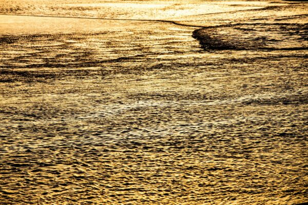 STJ Altera Critério para Aposentadoria Especial de Policiais Rippling water surface reflecting a golden sunset, capturing serene and calm beauty at dusk.