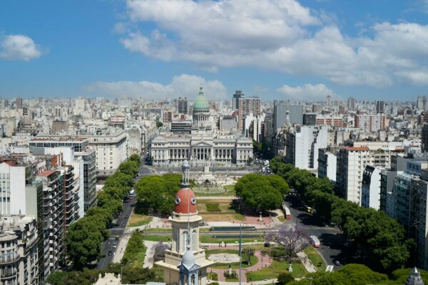 Governo Lança Plano Nacional de Bioeconomia com Metas Ambiciosas Stunning aerial view of Buenos Aires featuring the National Congress and iconic architecture.