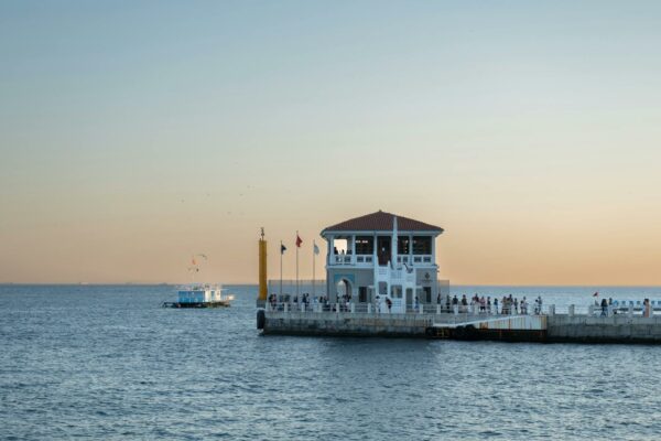 Bruna Marquezine Surpreende em Desfile na Semana de Moda de Milão Stunning sunset view of Moda Pier in Istanbul, capturing serene sea and ferry.