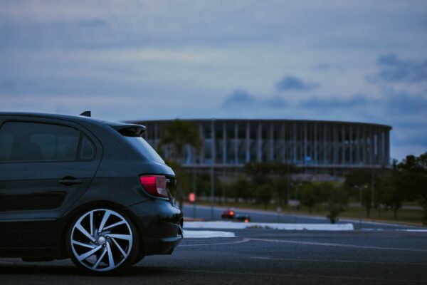 Falsa Médica Presa por Atuar em UTIs de Hospitais no Rio A black car parked near the iconic Estádio Nacional in Brasília at twilight.