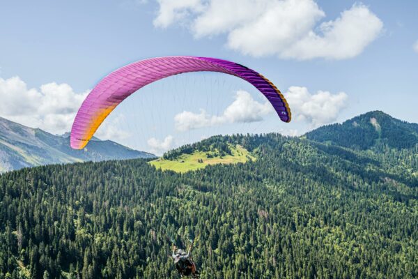 TJRS Determina Tratamento Forçado para Dependentes Químicos Experience an adventurous paragliding flight over lush alpine landscapes under a vibrant sky.