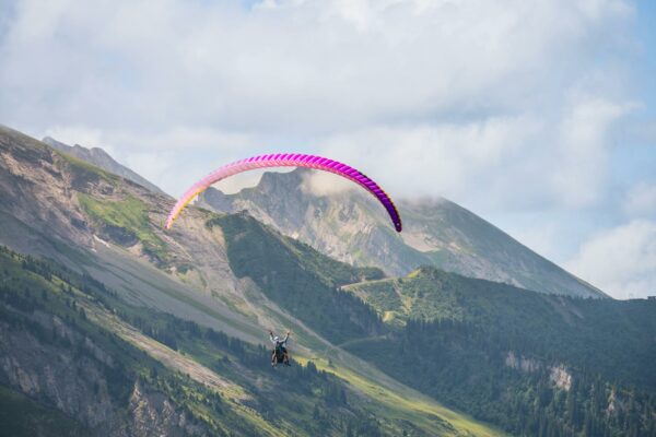 STF Define Critérios para Uso de Dados de Geolocalização Experience thrilling paragliding over stunning mountain landscapes, perfect for adventure seekers.