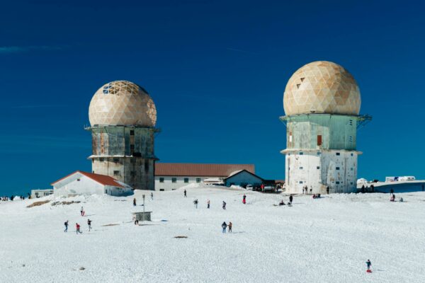 Cotas Raciais: Congresso Discute Revisão da Lei em Meio a Polêmica A winter scene featuring Serra da Estrela's observatory in snowy Distrito da Guarda, Portugal.