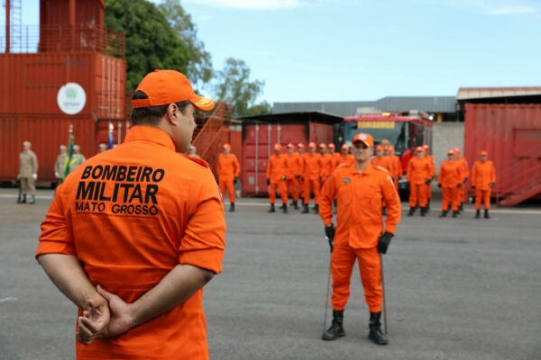 Ex-BBB Flagrada Aos Beijos com Ator Casado em Festa Uniformed firefighters of Mato Grosso in formation for training exercise outdoors.