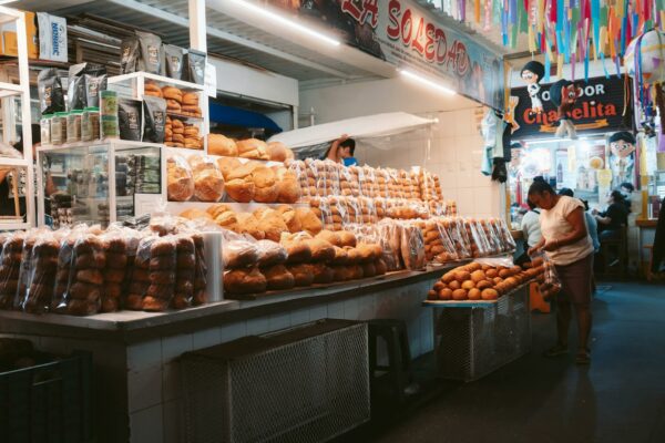 MG: Governo e ALMG Divergem Sobre Fundos Para Cultura Explore the bustling bread market in Oaxaca de Juárez, filled with diverse baked goods and local culture.