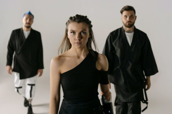 TJSP valida uso de IA para analisar processos repetitivos Diverse group showcasing fashion and prosthetic technology in a modern studio setting.