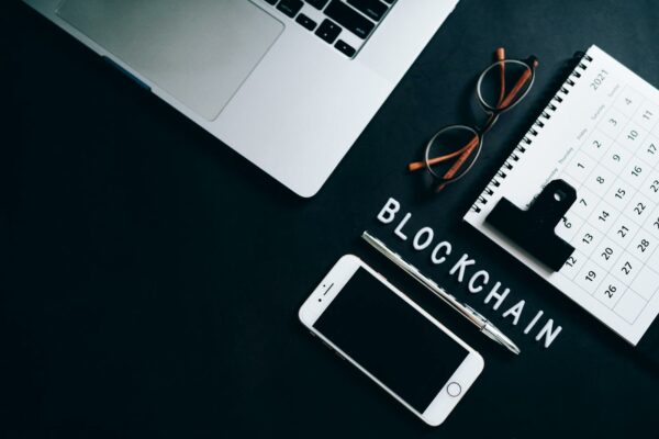Justiça Eleitoral Adota Blockchain para Votação Remota Top view of a modern digital workspace with blockchain theme essentials.