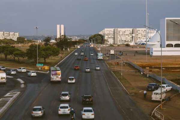 MEC Propõe Nova Base Curricular com Ênfase em Pensamento Crítico Aerial view of Brasília's urban traffic with prominent government buildings and a bustling road.
