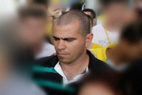 Ex-Motorista de Reinaldo Azambuja Recebe Nova Condenação por Improbidade e Enriquecimento Ilícito Representação de um martelo de juiz sobre documentos legais, simbolizando uma decisão judicial e condenação.