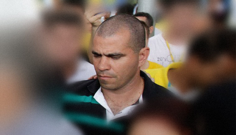 Representação de um martelo de juiz sobre documentos legais, simbolizando uma decisão judicial e condenação.