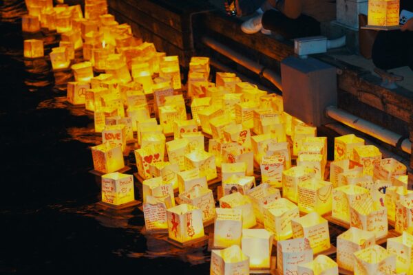 Desmatamento Atinge Níveis Recordes na Bacia do Congo Illuminated lanterns floating on water during the Detroit Water Lantern Festival at night.