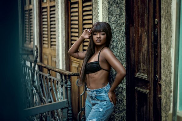 Rio: Teste com Câmeras Corporais em PMs Reduz Letalidade Fashion model poses in a stylish outdoor urban scene in Rio de Janeiro, capturing modern street style.