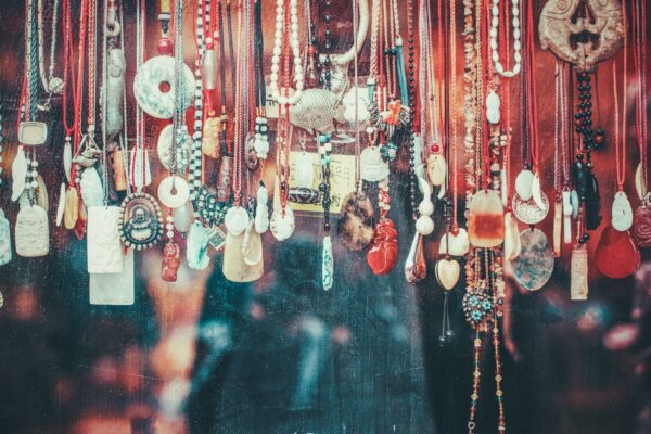 EUA Investigam Espionagem Chinesa em Bases Militares Remotas Vibrant collection of various pendants hanging in a Beijing market. A display of cultural and artistic jewelry.