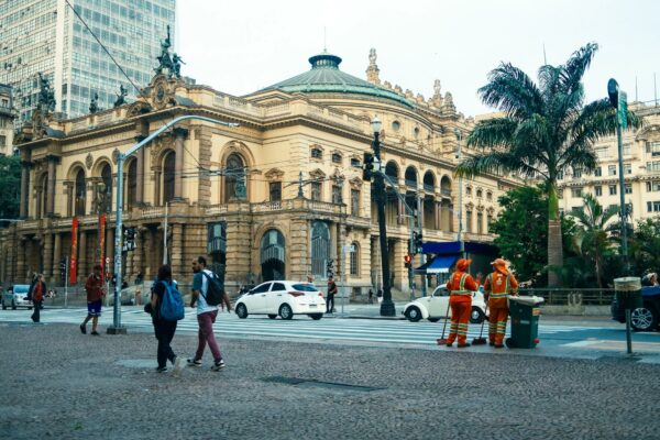 SP: Operação Desarticula Quadrilha de Tráfico de Animais Silvestres Street view of São Paulo Municipal Theatre with pedestrians and workers in Sao Paulo.
