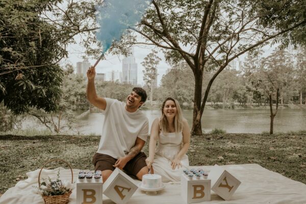 Metrô de SP: Linha 2-Verde terá extensão até Guarulhos Happy couple enjoying a gender reveal picnic at Ibirapuera Park in São Paulo, Brazil.