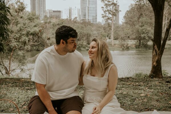 Rodízio em SP: Ampliação Causa Debate Entre Especialistas A happy couple enjoying a day at Ibirapuera Park in São Paulo with an urban backdrop.