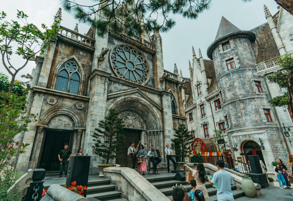 Aposentados da Vida Toda: Execução de Benefícios Trava na Justiça A vibrant scene of street performers and tourists in front of majestic Gothic architecture.