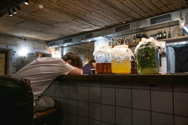Etiópia Lança Satélite de Monitoramento Ambiental em Meio à Crise A man rests at a cozy bar counter in Moscow with jars and a rustic ambiance around him.