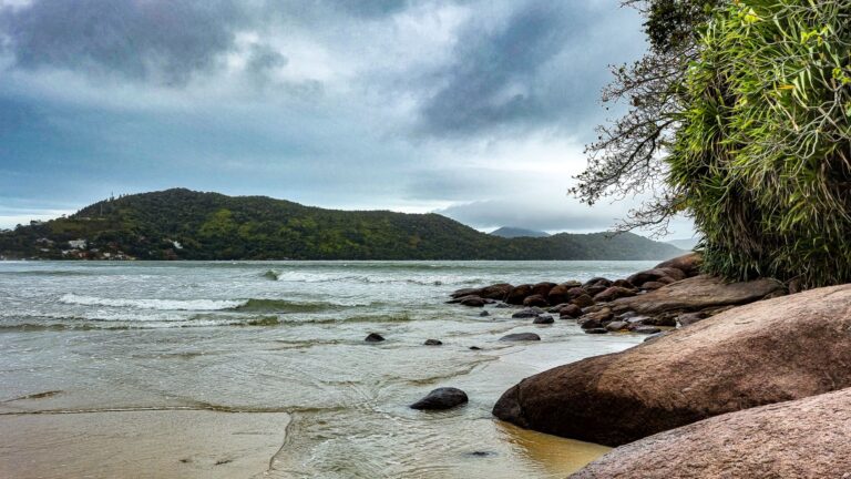 Paisagem com nuvens carregadas indicando mudança no tempo e previsão de chuvas
