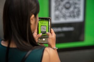 Pessoa realizando pagamento por aproximação com smartphone