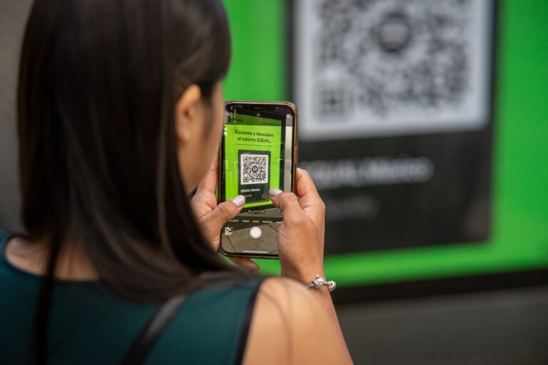 Pessoa realizando pagamento por aproximação com smartphone