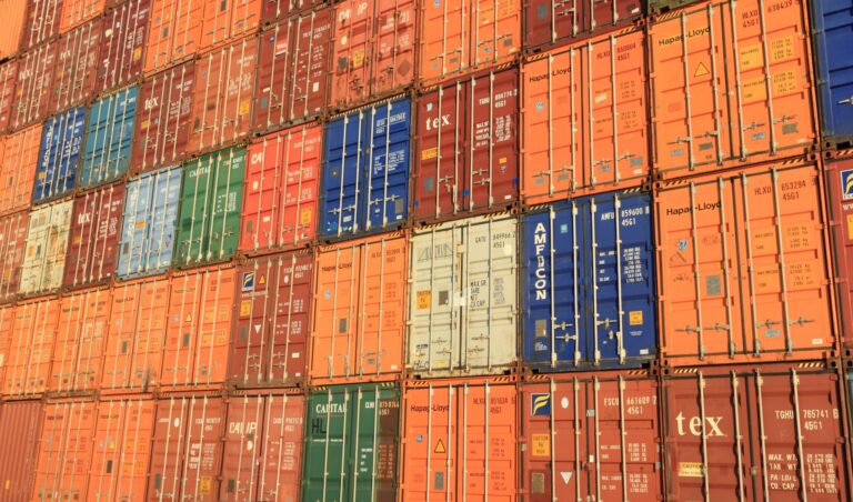 Contêineres e operações portuárias ligadas à exportação de carne bovina do Brasil para o mercado internacional