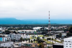 Martelo de juiz sobre base de madeira com o mapa do Brasil ao fundo