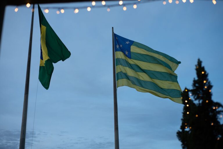 Bandeiras do Brasil e dos Estados Unidos em reunião oficial