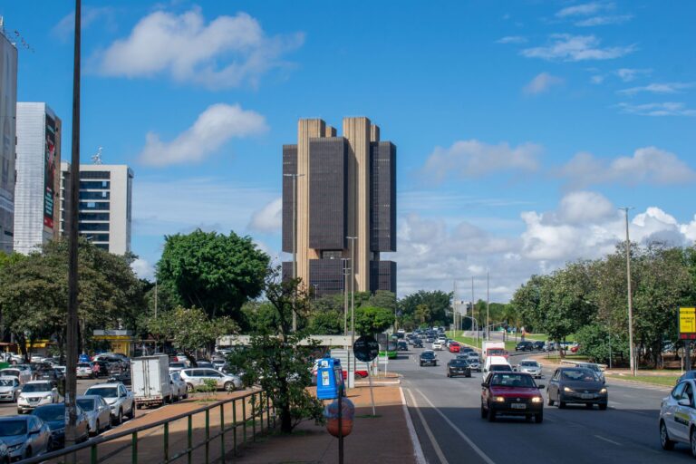 Fachada do Banco Central do Brasil em Brasília, local de decisões da política monetária.