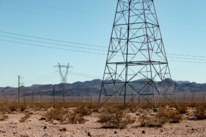 Torres de transmissão de energia elétrica e usina no Brasil