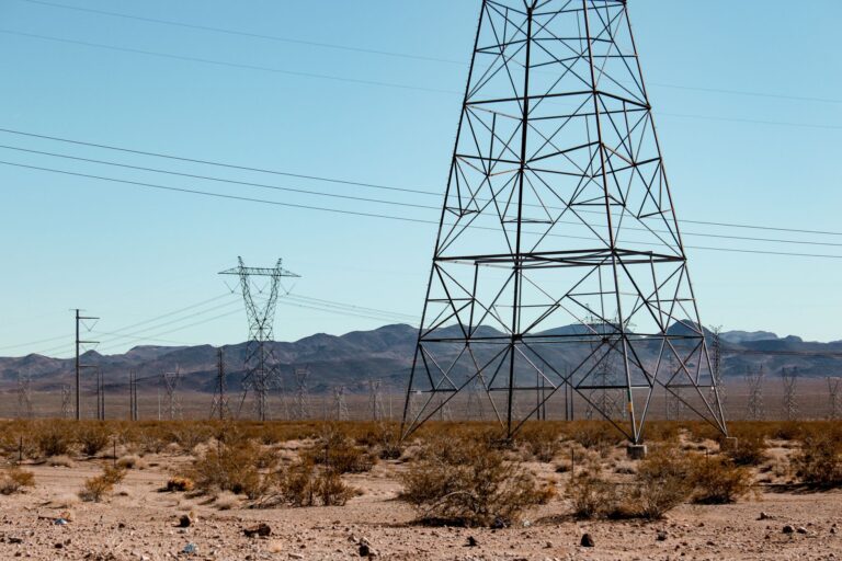 Torres de transmissão de energia elétrica e usina no Brasil