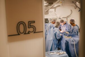 Pesquisadores trabalhando em laboratório de alta tecnologia no Brasil
